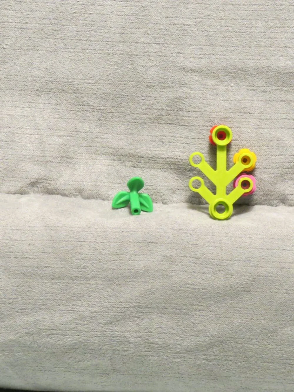 Lego 5 piece Flower/Leaf Lot - Incls. 1 piece 2423, 3 pieces 24866, 1 piece 3769